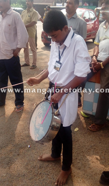 School children organise street play to spread message of cleanliness